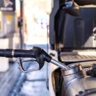 Dystrybutor paliwa wlewany do zbiornika pojazdu ciężarowego na stacji paliw.