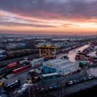 Zbliżenie na kontenery w porcie, gdzie odbywa się transport intermodalny.