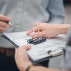 Podpisywanie umowy na leasing dla firm oraz przekazanie kluczyków do pojazdu.