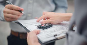 Podpisywanie umowy na leasing dla firm oraz przekazanie kluczyków do pojazdu.