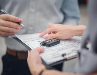 Podpisywanie umowy na leasing dla firm oraz przekazanie kluczyków do pojazdu.