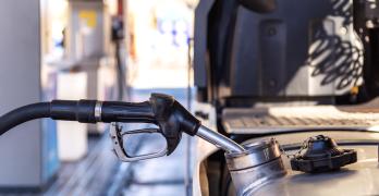 Dystrybutor paliwa wlewany do zbiornika pojazdu ciężarowego na stacji paliw.