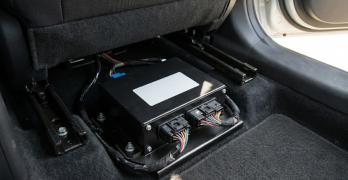 Czarna skrzynka w samochodzie pod fotelem pasażera.